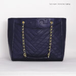 tory burch logo chain strap quilted tote bag