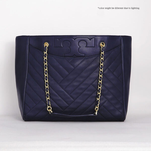 tory burch logo chain strap quilted tote bag