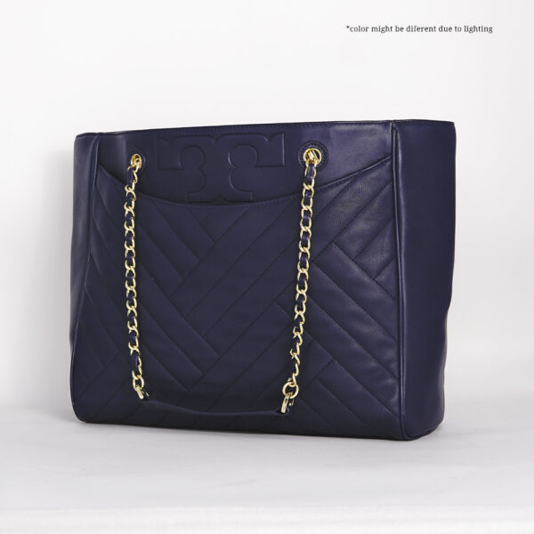 tory burch logo chain strap quilted tote bag