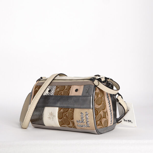 coach shuffle 21 in signature jacquard