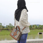 coach dempsey tote 22 in signature jacquard