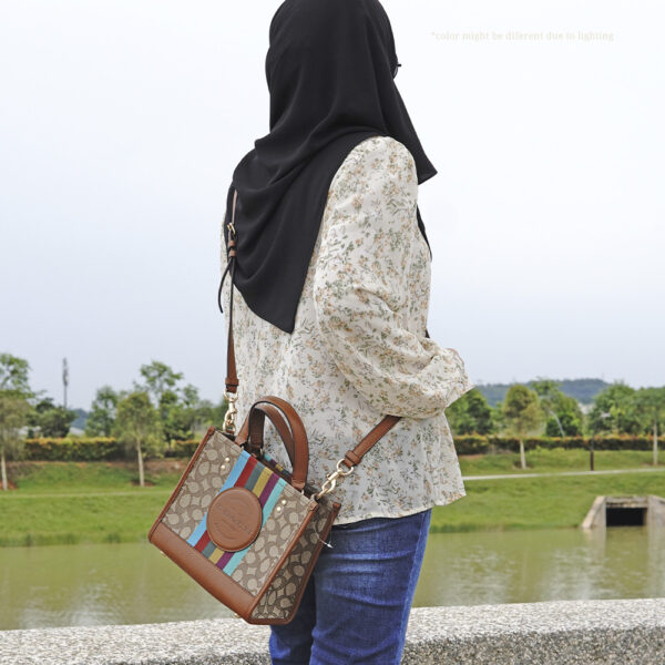 coach dempsey tote 22 in signature jacquard