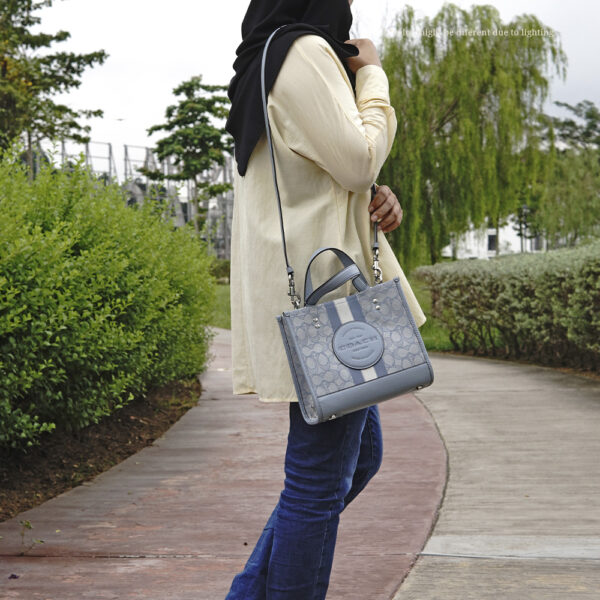 coach dempsey tote 22 in signature jacquard