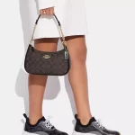 coach teri shoulder bag in signature canvas ( eta 30 march )