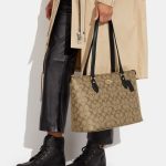 coach gallery tote in signature canvas