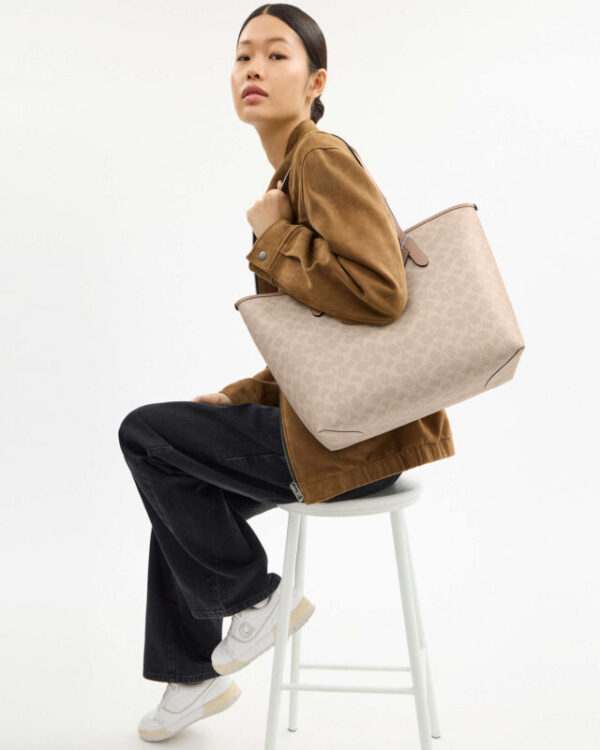 coach city tote in signature canvas